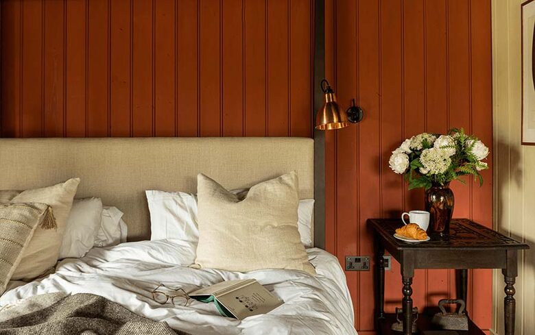 A Lakeside Sanctuary of Rustic Elegance - Lechlade, United Kingdom