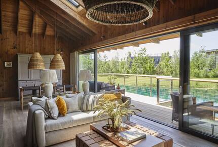 A Lakeside Sanctuary of Rustic Elegance - Lechlade, United Kingdom