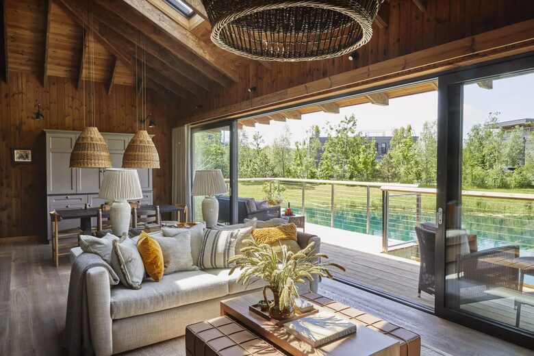 A Lakeside Sanctuary of Rustic Elegance - Lechlade, United Kingdom