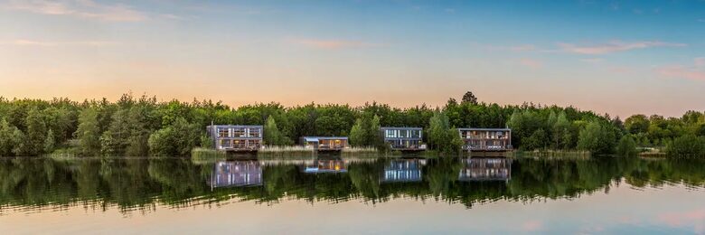 A Lakeside Sanctuary of Rustic Elegance - Lechlade, United Kingdom