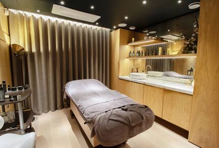 A Lakeside Sanctuary of Rustic Elegance - Lechlade, United Kingdom