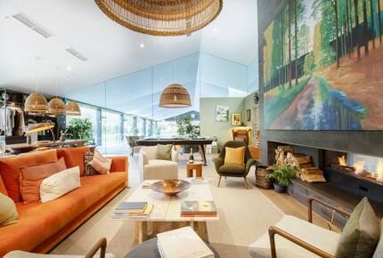 A Lakeside Sanctuary of Rustic Elegance - Lechlade, United Kingdom