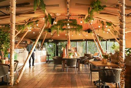 A Lakeside Sanctuary of Rustic Elegance - Lechlade, United Kingdom