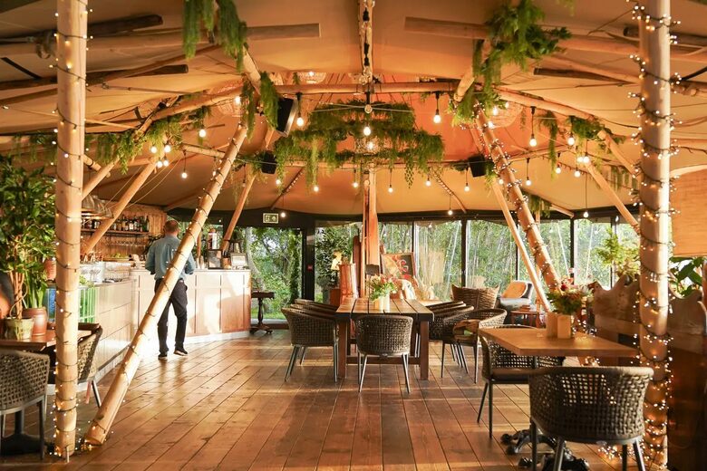 A Lakeside Sanctuary of Rustic Elegance - Lechlade, United Kingdom