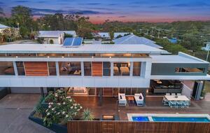 Elevated Byron Bay Home with Heated Pool & Hot Spa - Byron Bay, Australia