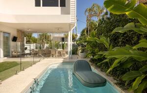 Contemporary Burleigh Heads Home Designed for Coastal Living - Gold Coast, Australia