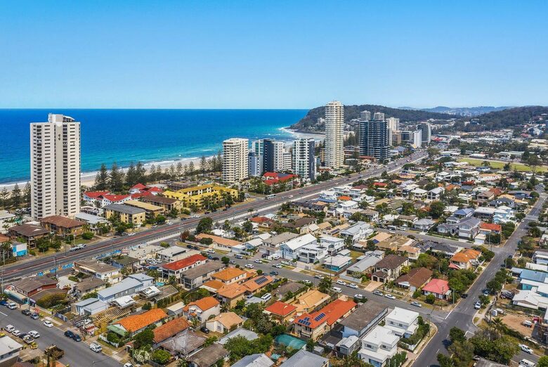 Contemporary Burleigh Heads Home Designed for Coastal Living - Gold Coast, Australia