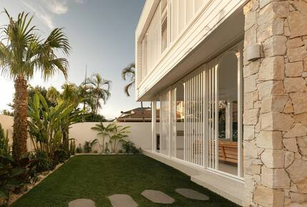 Contemporary Burleigh Heads Home Designed for Coastal Living - Gold Coast, Australia