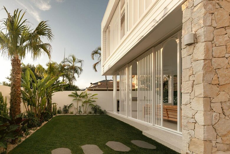 Contemporary Burleigh Heads Home Designed for Coastal Living - Gold Coast, Australia