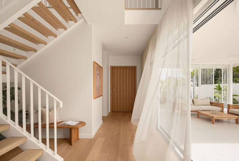 Contemporary Burleigh Heads Home Designed for Coastal Living - Gold Coast, Australia