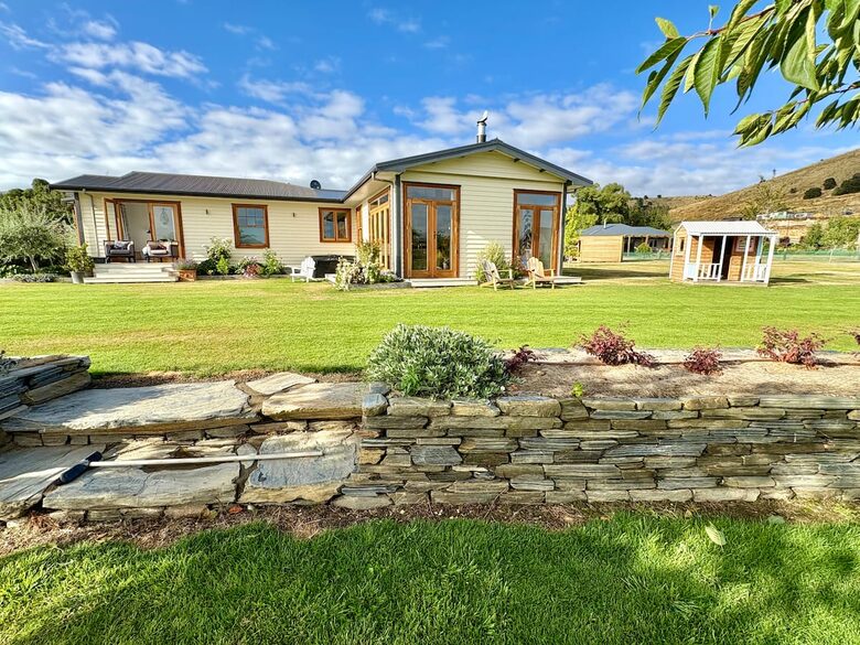Secluded Mountain View Villa Near Wānaka - Wānaka, New Zealand