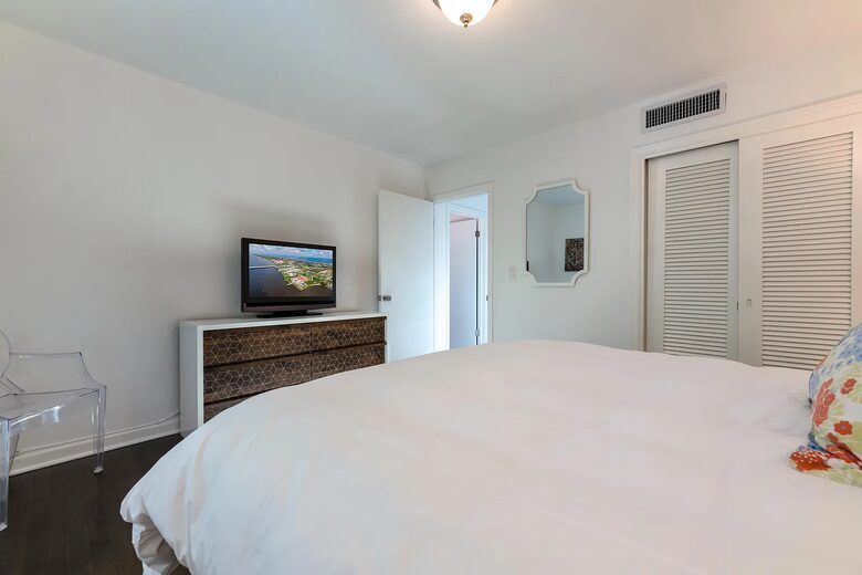 Refined Palm Beach Family Sanctuary - Palm Beach, Florida