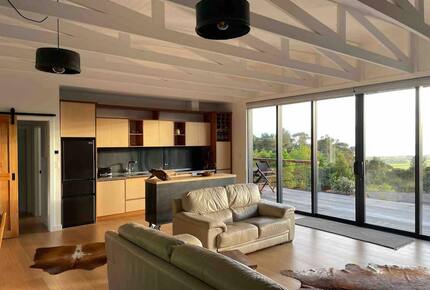 Architectural Coastal Retreat Above the Bay of Plenty - Matatā, New Zealand