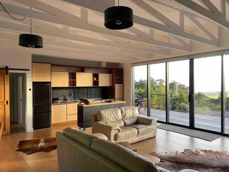 Architectural Coastal Retreat Above the Bay of Plenty - Matatā, New Zealand