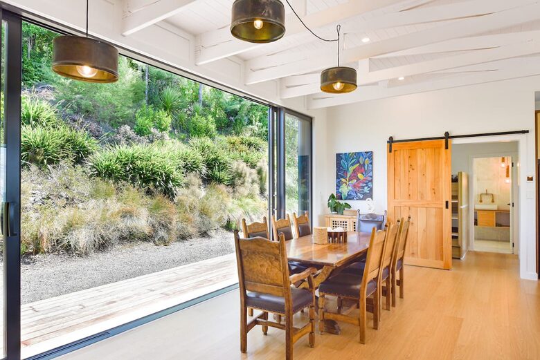 Architectural Coastal Retreat Above the Bay of Plenty - Matatā, New Zealand