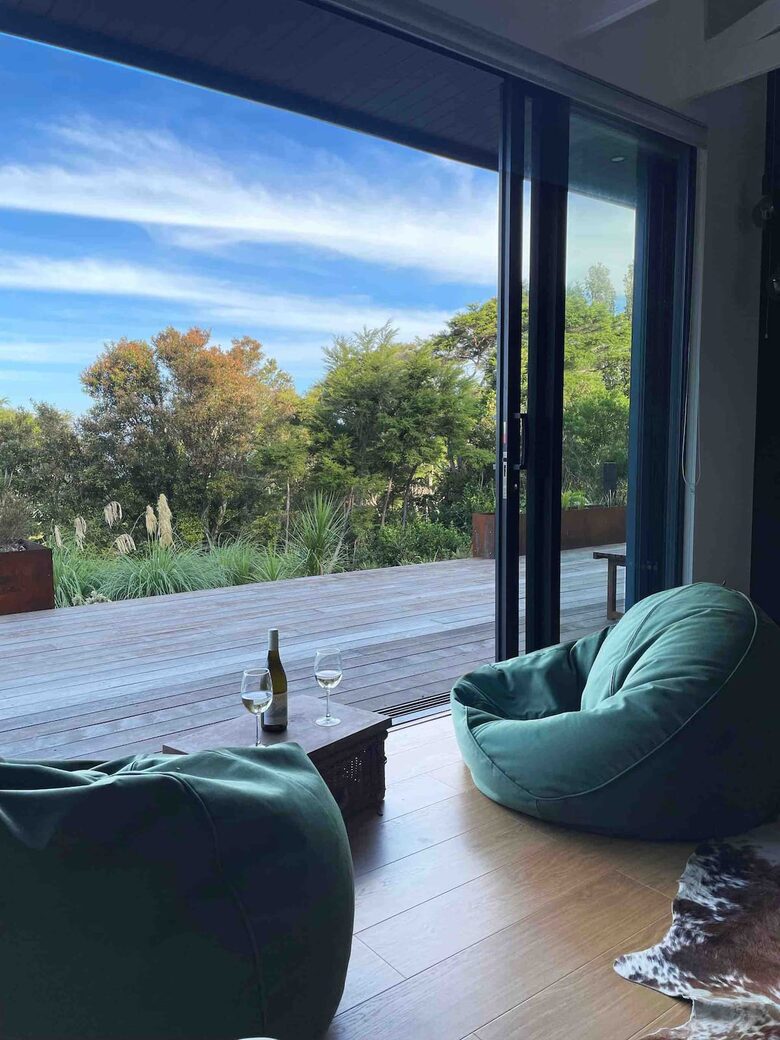 Architectural Coastal Retreat Above the Bay of Plenty - Matatā, New Zealand