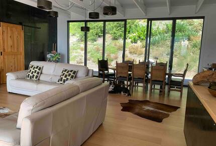 Architectural Coastal Retreat Above the Bay of Plenty - Matatā, New Zealand