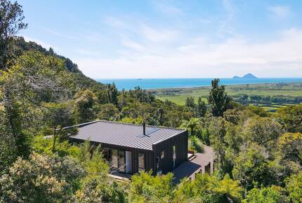 Architectural Coastal Retreat Above the Bay of Plenty - Matatā, New Zealand