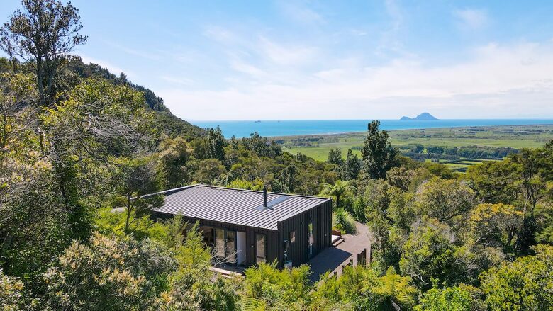 Architectural Coastal Retreat Above the Bay of Plenty - Matatā, New Zealand