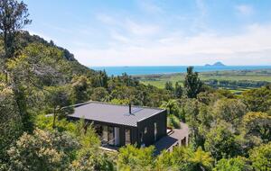 Architectural Coastal Retreat Above the Bay of Plenty - Matatā, New Zealand