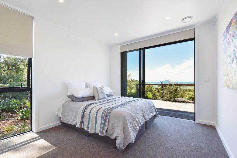 Architectural Coastal Retreat Above the Bay of Plenty - Matatā, New Zealand