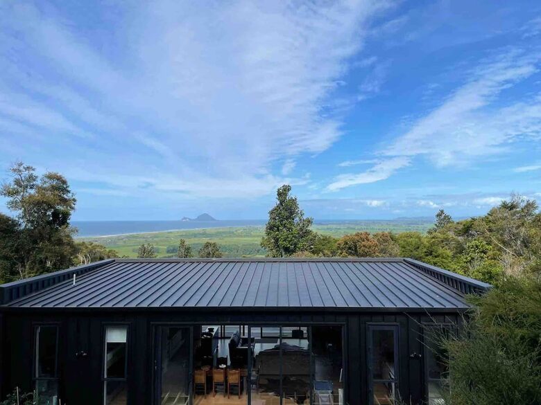 Architectural Coastal Retreat Above the Bay of Plenty - Matatā, New Zealand
