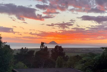 Architectural Coastal Retreat Above the Bay of Plenty - Matatā, New Zealand