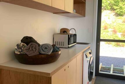 Architectural Coastal Retreat Above the Bay of Plenty - Matatā, New Zealand