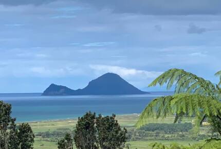 Architectural Coastal Retreat Above the Bay of Plenty - Matatā, New Zealand
