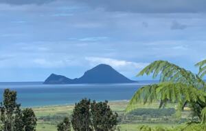 Architectural Coastal Retreat Above the Bay of Plenty - Matatā, New Zealand
