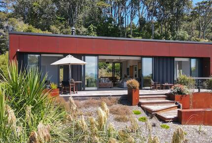 Architectural Coastal Retreat Above the Bay of Plenty - Matatā, New Zealand