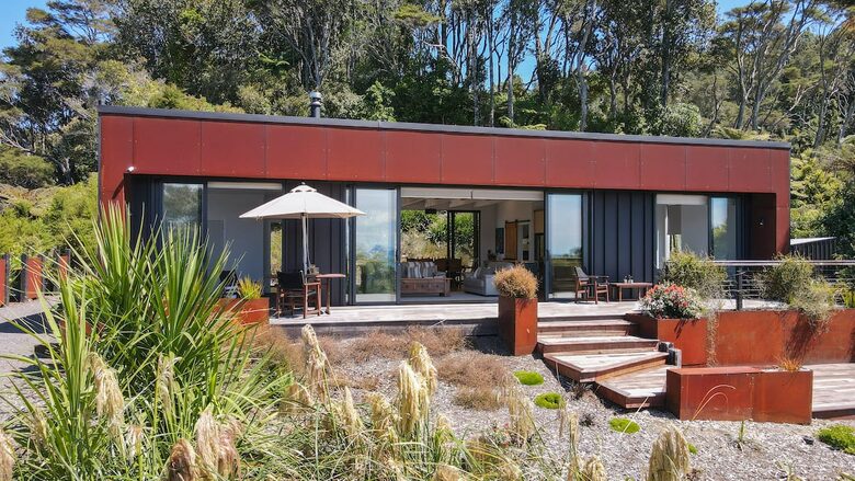 Architectural Coastal Retreat Above the Bay of Plenty - Matatā, New Zealand