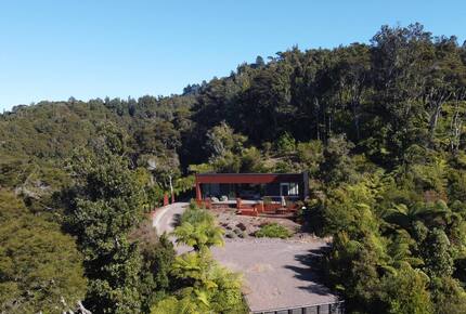 Architectural Coastal Retreat Above the Bay of Plenty - Matatā, New Zealand