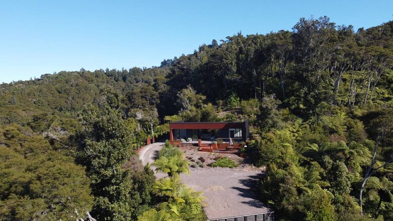 Architectural Coastal Retreat Above the Bay of Plenty - Matatā, New Zealand