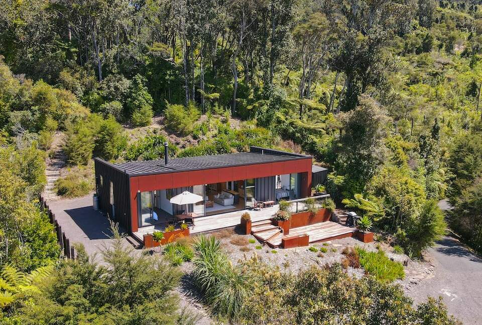 Architectural Coastal Retreat Above the Bay of Plenty - Matatā, New Zealand
