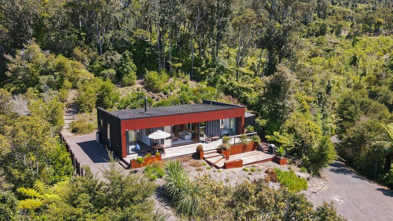 Architectural Coastal Retreat Above the Bay of Plenty - Matatā, New Zealand