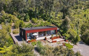 Architectural Coastal Retreat Above the Bay of Plenty - Matatā, New Zealand