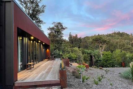 Architectural Coastal Retreat Above the Bay of Plenty - Matatā, New Zealand