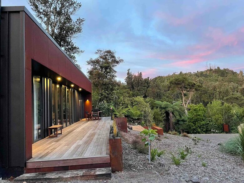 Architectural Coastal Retreat Above the Bay of Plenty - Matatā, New Zealand