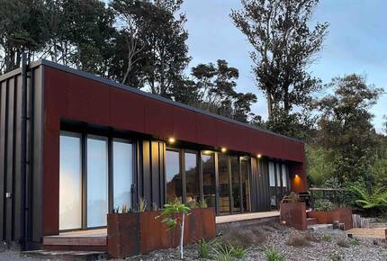 Architectural Coastal Retreat Above the Bay of Plenty - Matatā, New Zealand