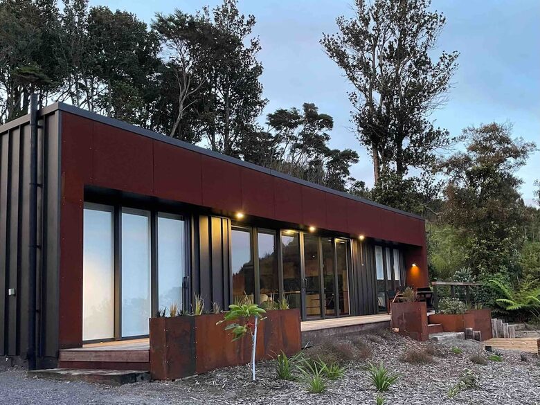 Architectural Coastal Retreat Above the Bay of Plenty - Matatā, New Zealand