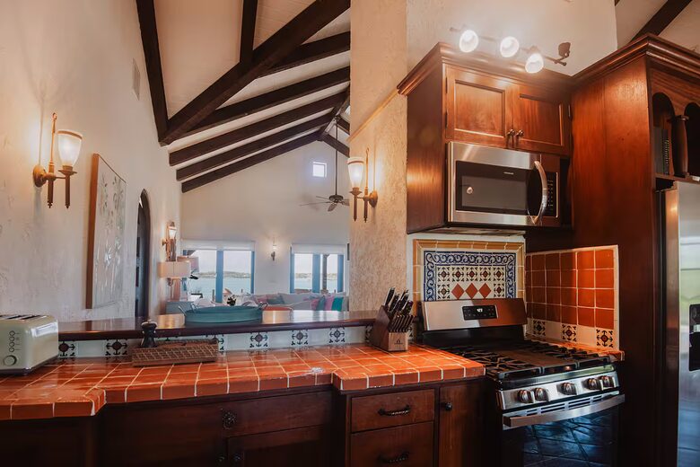 Spanish-Style Harbourfront Escape in Abaco - Marsh Harbour, Bahamas