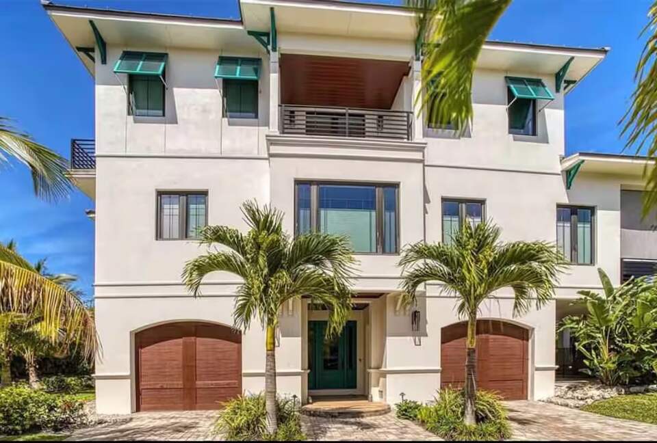 Island Living Near Whitney Beach - Longboat Key, Florida