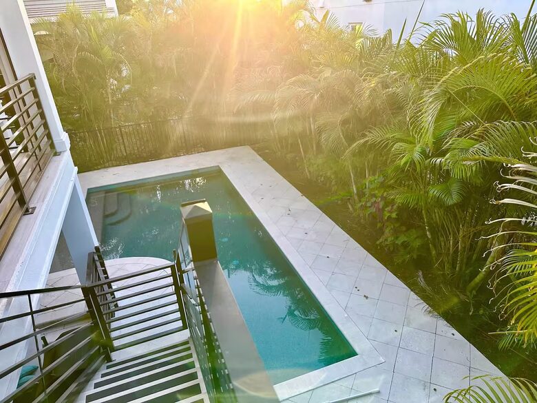 Island Living Near Whitney Beach - Longboat Key, Florida