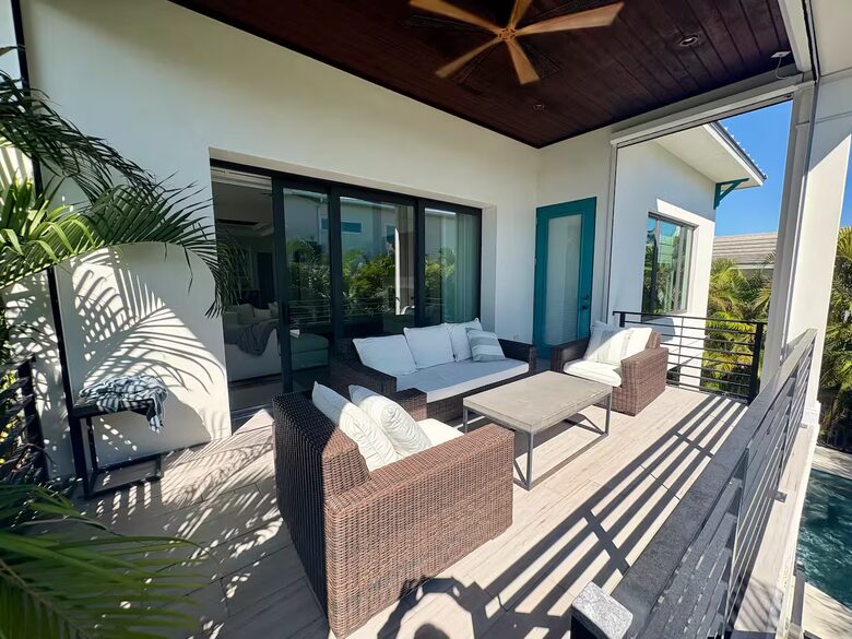 Island Living Near Whitney Beach - Longboat Key, Florida