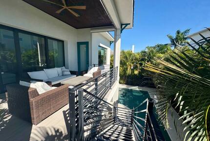 Island Living Near Whitney Beach - Longboat Key, Florida