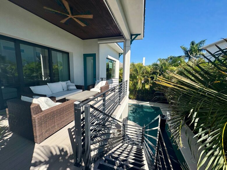 Island Living Near Whitney Beach - Longboat Key, Florida