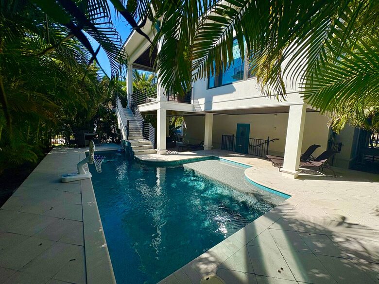 Island Living Near Whitney Beach - Longboat Key, Florida