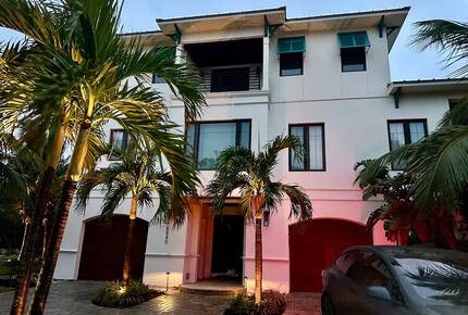 Island Living Near Whitney Beach - Longboat Key, Florida