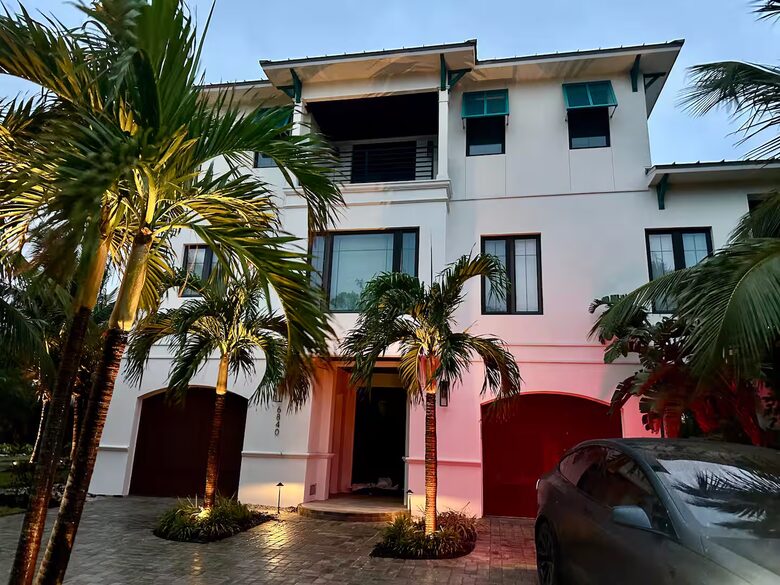 Island Living Near Whitney Beach - Longboat Key, Florida